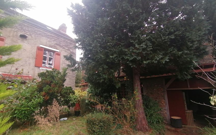 MAISON DE MAITRE AVEC GRANDE DEPENDANCE DANS VILLAGE RECHERCHE DU VEXIN